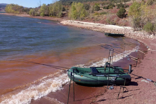 Bateau pneumatique 2.4ca au lac du Salagou