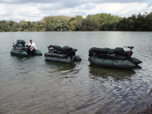 bateau pneumatique Charles Oversea sur un lac